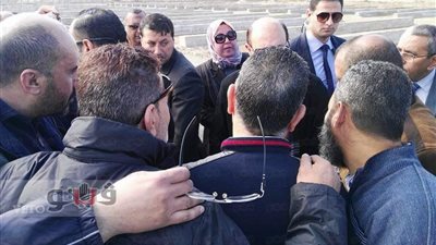 بالصور.. مهاب مميش يتفقد مشروع إسكان العاملين بالهيئة في بورسعيد