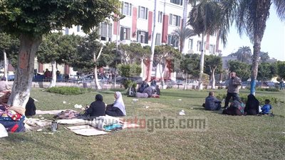 بالصور.. اعتصام متضررى النهضة وأوراسكوم أمام محافظة 