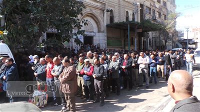 بالفيديو.. أهالي الإسكندرية يشيعون جثمان أحد ضحايا حادث نويبع