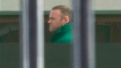 بالصور.. روني يبدأ تنفيذ عقوبته بطلاء المقاعد في إيفرتون