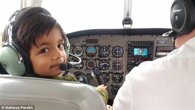 بالصور.. مروان أصغر متدرب على قيادة الطائرات في بريطانيا