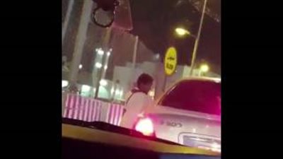 بالفيديو.. طفل متسول يهدد عائلة سعودية بكسر زجاج سيارتهم