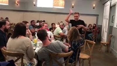 بالفيديو.. رد فعل غير متوقع لرجل اكتشف خيانة حبيبته له