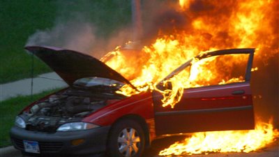 تفحم سيارة بسبب ماس كهربائي في سوهاج