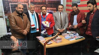 بالصور.. الشاعر عصام بطاح يوقع «موووت مبسوووط» بمعرض الكتاب