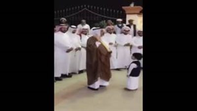 بالفيديو.. رد فعل مقيم باكستاني قدمت له قبيلة سعودية أموالا في حفل زفافه