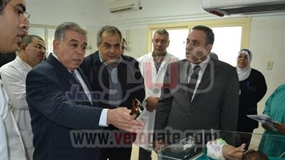 بالصور.. محافظ الفيوم فى زيارة مفاجئة للمستشفى العام