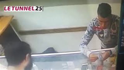 بالفيديو.. لحظة سرقة لص هاتفا جوالا من البائع بطريقة ماكرة