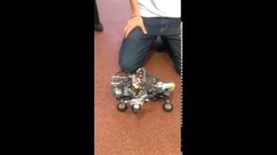 بالفيديو.. طالب يخترع روبوتا يحل مكعب الروبيك