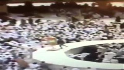 بالفيديو.. مختل عقليا يحطم فوانيس الكعبة المشرفة