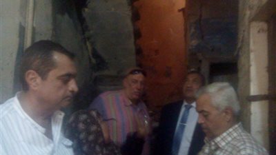 بالصور.. إخلاء عقار بحارة «الجنايني» بالعسال لخطورته الداهمة