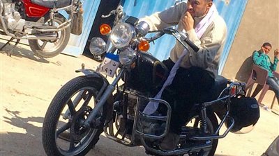 حمادة هلال يقود دراجة نارية في كواليس «طاقة القدر»