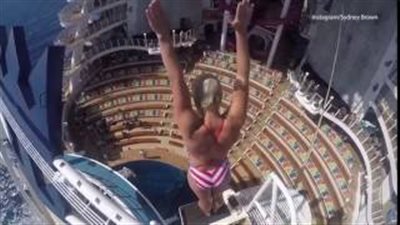 بالفيديو والصور.. قفزة امرأة من أعلى سفينة ركاب في العالم لحمام سباحة