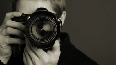 بالصور.. غضب بالكويت ضد تعيين «مصور مصري» براتب 800 دينار