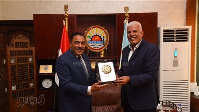 محافظ مطروح يبحث التعاون المشترك مع نقيب الزراعيين| صور