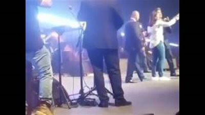 فتاة تقتحم المسرح وتفاجئ وائل كافوري.. شاهد ماذا فعلت معه