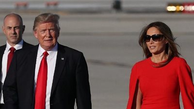 بالفيديو.. خبراء يكشفون سبب رفض «ترامب» مسك يد زوجته علنًا