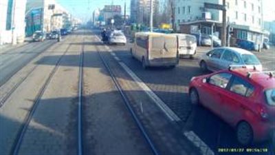 بالفيديو.. شرطي بولندي يساعد امرأة عجوزا بدلا من تغريمها