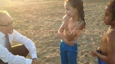 بالصور.. المسئولون الأجانب في أحضان المصريين البسطاء.. وزير المياه الكينى يتناول «البط والفطير» في منزل فيومي.. سفير أستراليا يستجم مع الأطفال في مرسي علم.. و«جون كاسن» يتناول الإف