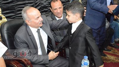 بالصور..مدير أمن بورسعيد يحتضن نجل الشهيد الحسيني