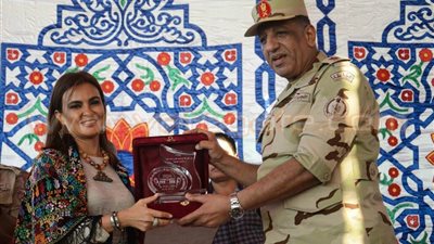 سحر نصر توزع 15 عقد مركب صيد بشمال سيناء