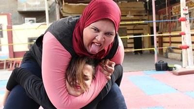 بالفيديو والصور.. أول فتاة مصرية تمارس مصارعة المحترفين