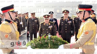 وزير الدفاع يضع إكليلا من الزهور على النصب التذكاري لشهداء الجيش