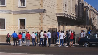 توقف الحركة المرورية أمام محكمة الدخيلة بسبب مشجعي الزمالك