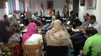 بالصور.. رئيس حى شرق شبرا يناقش خطط تطوير العمل بالإدارات