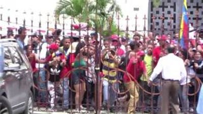 بالفيديو.. برلمان فنزويلا يدعو المواطنين للتمرد على رئيس البلاد