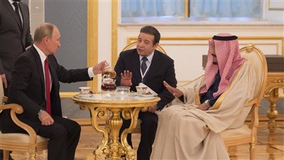صورة لـ«بوتين» يصب الشاي للملك سلمان تثير مواقع التواصل الاجتماعي