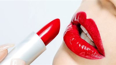 «خبيرة تجميل» توضح أنسب ألوان أحمر الشفاه