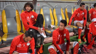 منتخب مصر على بعد 90 دقيقة من حلم المونديال.. التعادل السلبي بين أوغندا وغانا يعزز التأهل.. فرحة عارمة بفندق إقامة المنتخب عقب المباراة.. كوبر يمنع اللاعبين من الاحتفال