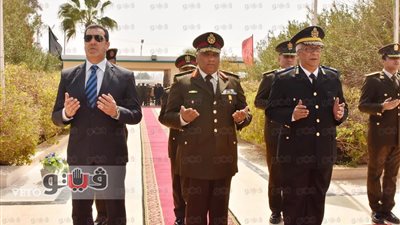 محافظ أسيوط يضع إكليل الزهور على النصب التذكاري في «يوم الشهيد»