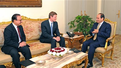 وزير الاتصالات يستعرض مع السيسي التعاون بين الحكومة وشركة فيزا