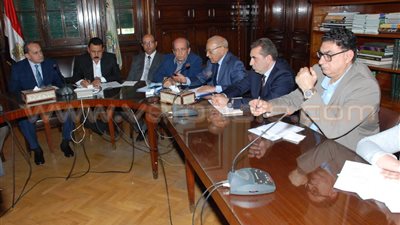 بالصور.. وزير الزراعة يناقش إجراءات الحفاظ على صناعة الدواجن