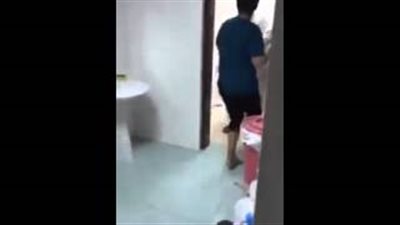 بالفيديو.. أب يلقن ابنه «علقة ساخنة» بسبب التدخين