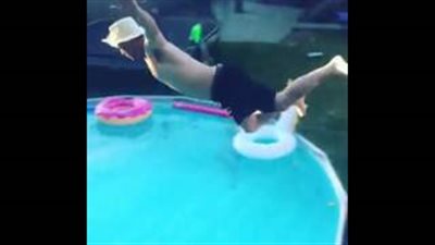 بالفيديو والصور.. شاب يذهل أصدقاءه بقفزة رائعة داخل حمام سباحة
