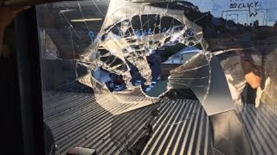 بالفيديو.. طائرة بدون طيار تحطم نافذة رجل وتضربه في رأسه