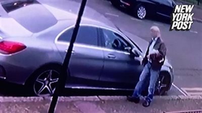 بالفيديو.. شبيه ترامب يتلف سيارة مرسيدس متوقفة بأحد شوارع لندن