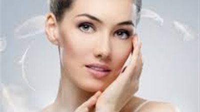 عسل النحل وماء الورد لتوحيد لون البشرة