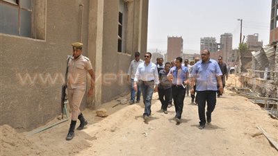 بالصور.. تركيب طلمبات المراغي لحل مشكلة انقطاع المياه بأسيوط