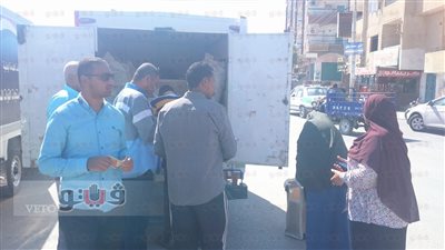 بالصور.. الدفع بمنافذ متنقلة لبيع سلع مخفضة بالوادي الجديد