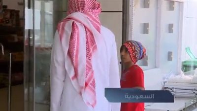 بالفيديو.. أغرب رد فعل من سعوديين يطلب منهم طفل سيجارة