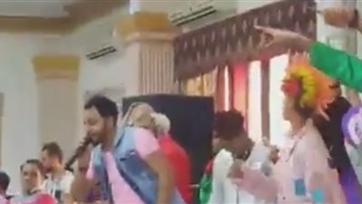 بالفيديو.. مدرس فلسفة يعلم طلابه بالرقص وعروض أكروبات