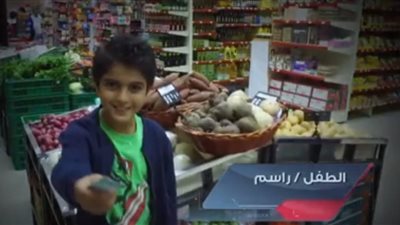 بالفيديو.. رد فعل المتسوقين على طفل طلب سجائر منهم في الإمارات