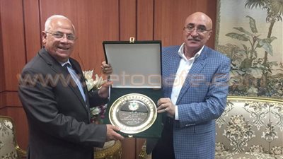 رئيس المصري البورسعيدي يهدي المحافظ درع النادي