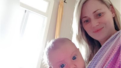 بالصور.. امرأة ترفض ارتداء طفلتها الحفاضات وتكشف عن الحل البديل