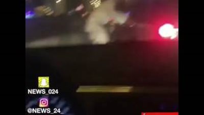 بالفيديو.. لحظة هجوم شخص غير طبيعي على السيارات