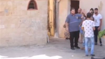 بالفيديو.. لحظة اقتحام رجل لموقع تصوير كليب فنانة لبنانية